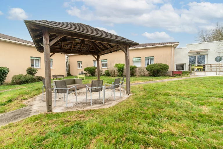 Maison de retraite médicalisée EHPAD Résidence Les Charmilles à Roumazières-Loubert